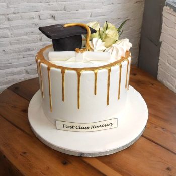 Graduation cake with hat and flowers