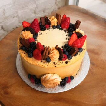 Fruit cake with meringues