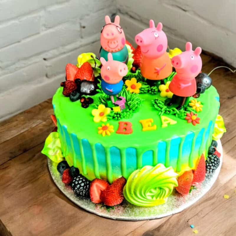 Cake with pig family figurines