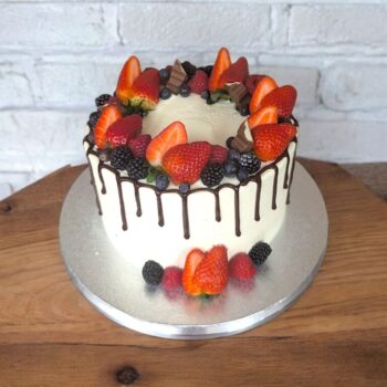 Simple but stunning chocolate drip cake with fruits!